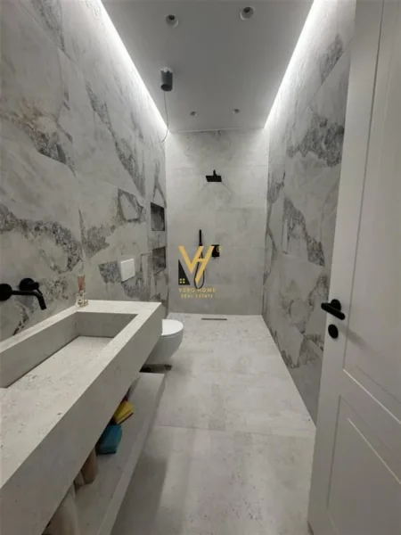 Tirane, jepet me qera zyre Kati 4, 12 m² 400 € (VASIL SHANTO)