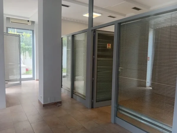 Tirane, jepet me qera ambjent biznesi , 70 m² 1.000 € (Stadiumi Arena)