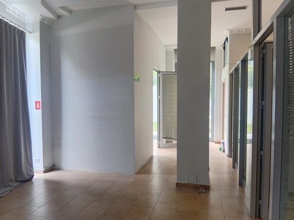 Tirane, jepet me qera ambjent biznesi , 70 m² 1.000 € (Stadiumi Arena)
