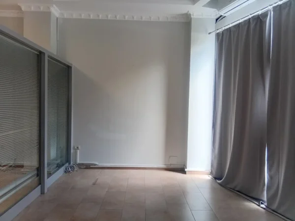 Tirane, jepet me qera ambjent biznesi , 70 m² 1.000 € (Stadiumi Arena)