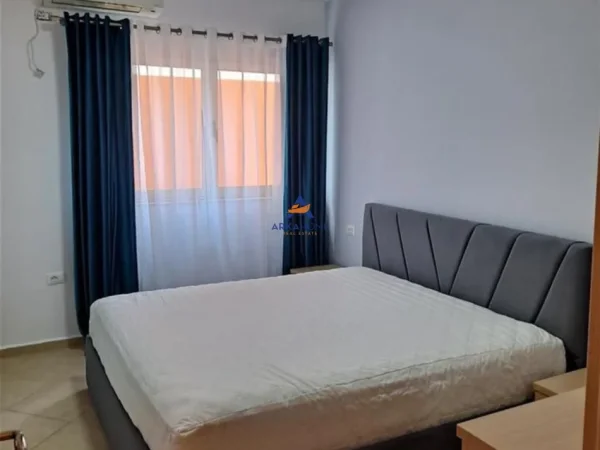 Tirane, jepet me qera apartament 2+1+Ballkon Kati 4, 110 m² 1.000 € (TE LIQENI I THATE)