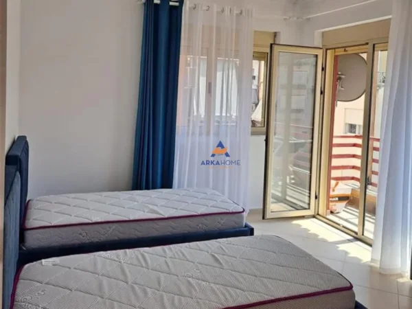 Tirane, jepet me qera apartament 2+1+Ballkon Kati 4, 110 m² 1.000 € (TE LIQENI I THATE)