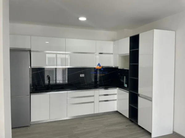 Tirane, jepet me qera apartament 3+1+Ballkon Kati 3, 117 m² 450 € (5 MAJI)
