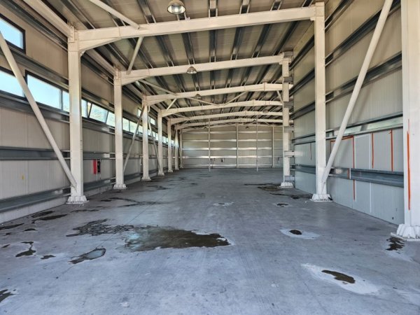 Tirane, jepet me qera magazine Kati 0, 900 m² 5.000 € (Autostrada Tirane Durres)