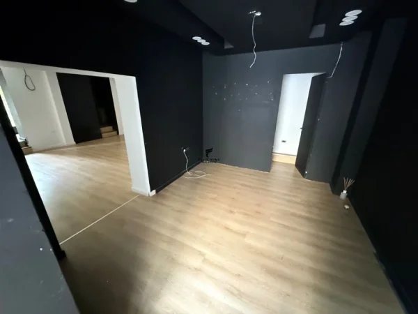 Tirane, jepet me qera ambjent biznesi Kati 1, 100 m² 2.000 € (BLLOK)