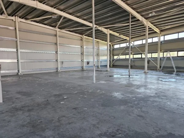 Tirane, jepet me qera magazine , 2.100 m² 5.000 € 