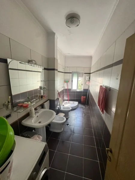 Tirane, jepet me qera apartament 1+1 , 135.000 € (Fresk,Rruga Dajtit)