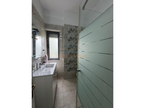 Tirane, jepet me qera apartament 2+1 Kati 4, 110 m² 750 € (tek Eco Market)