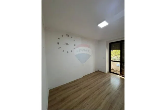 Tirane, jepet me qera apartament 2+1 Kati 2, 65 m² 800 € (Rruga Muhamet Gjollesha)
