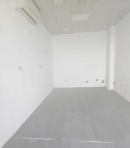 Tirane, jepet me qera dyqan Kati 0, 17 m² 400 € (rruga e durresit)