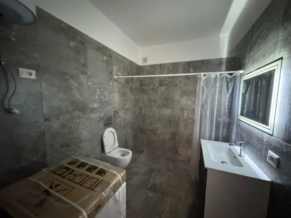 Tirane, jepet me qera apartament 1+1 Kati 8, 58 m² 550 € (Rruga riza cerova)