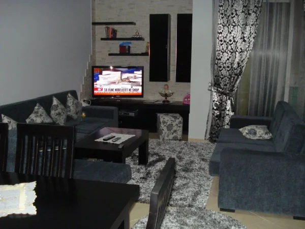 Tirane, jepet me qera apartament 2+1+Ballkon Kati 3, 89 m² 800 € (DON BOSKO)
