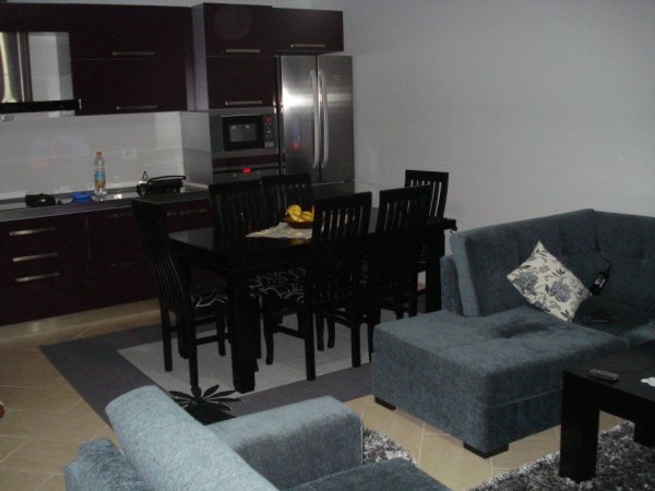 Tirane, jepet me qera apartament 2+1+Ballkon Kati 3, 89 m² 800 € (DON BOSKO)