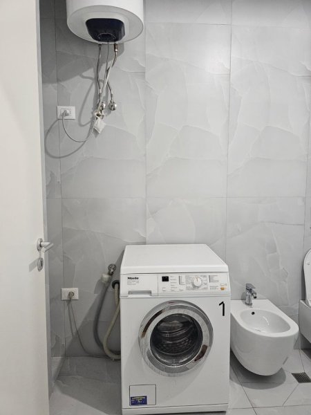 Tirane, jepet me qera apartament 1+1+Ballkon Kati 7, 65 m² 400 € (Kompleksi Kaimi)
