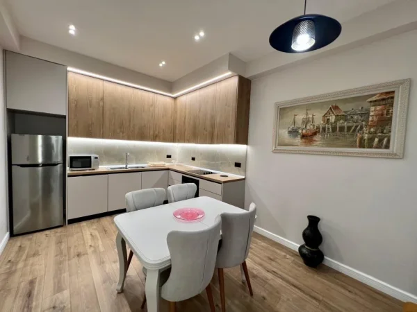 Tirane, jepet me qera apartament 1+1 Kati 1, 80 m² 600 € (rruga e durresit)