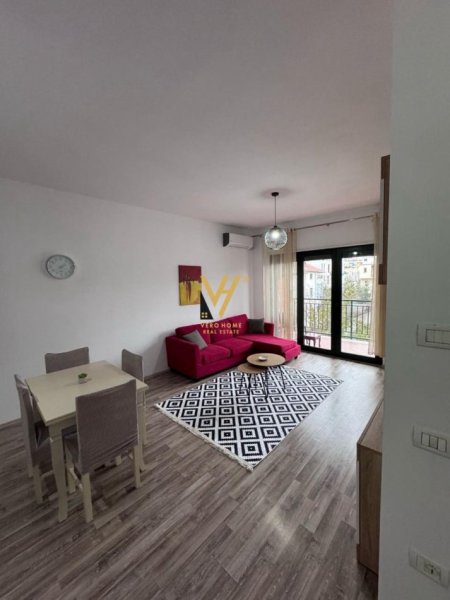 Tirane, jepet me qera apartament 1+1+Ballkon Kati 2, 80 m² 450 € (UNAZA E RE)