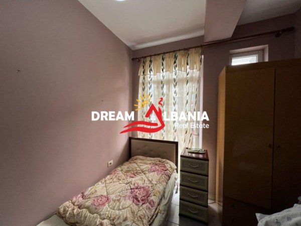 Tirane, jepet me qera Vile 3 Katshe Kati 0, 160 m² 1.200 € (Rruga Petro Nini)