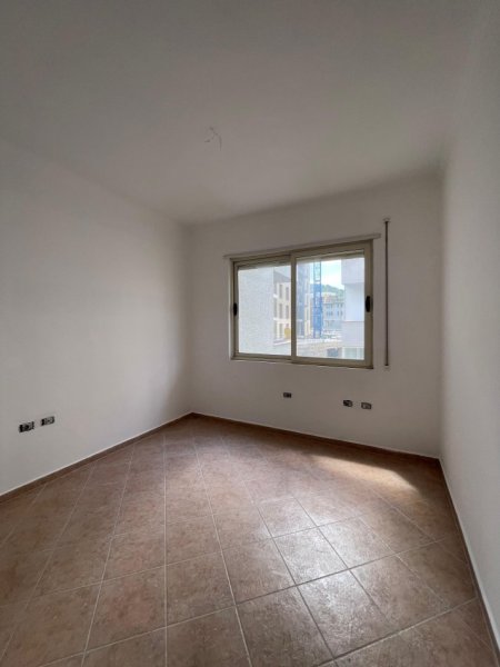 Tirane, shitet apartament 2+1 Kati 4, 98 m² 222.000 € (Prane Radisson Hote;)