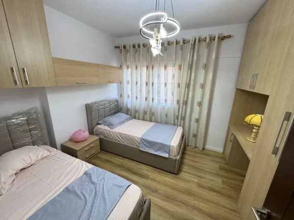 Tirane, shitet apartament 2+1 Kati 4, 101 m² 147.000 € (Kombinat)
