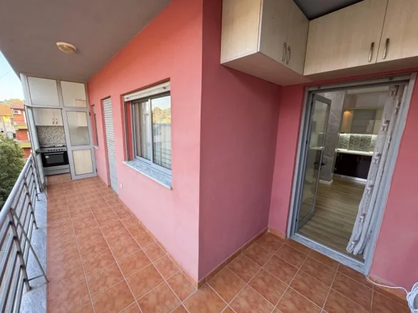 Tirane, shitet apartament 2+1 Kati 4, 101 m² 147.000 € (Kombinat)