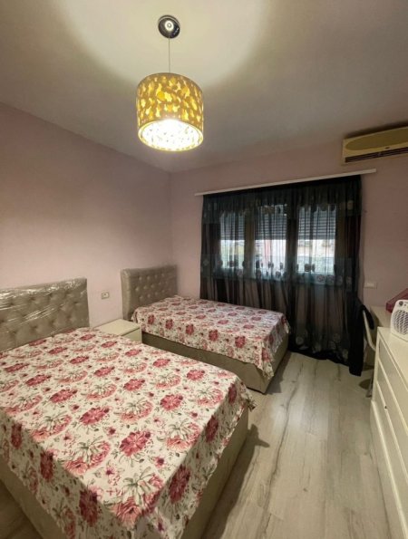 Tirane, jepet me qera apartament 1+1+Ballkon Kati 3, 70 m² 500 € (KOMUNA E PARISIT)