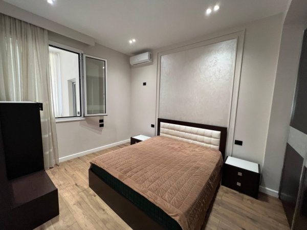 Tirane, jepet me qera apartament 1+1+Ballkon Kati 1, 65 m² 600 € (Rruga durresit)
