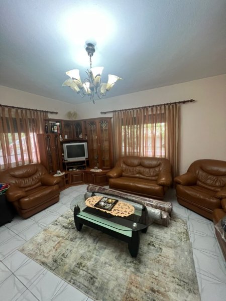 Tirane, jepet me qera Vile 2+1 Kati 1, 130 m² 450 € (kodra e priftit)