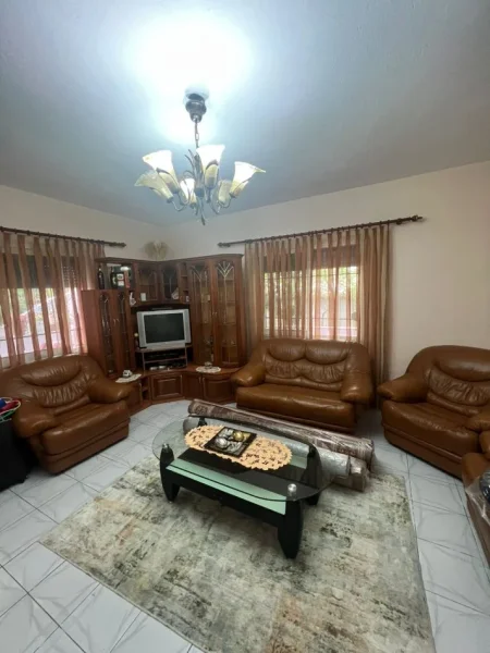 Tirane, jepet me qera Vile 2+1 Kati 1, 130 m² 450 € (kodra e priftit)
