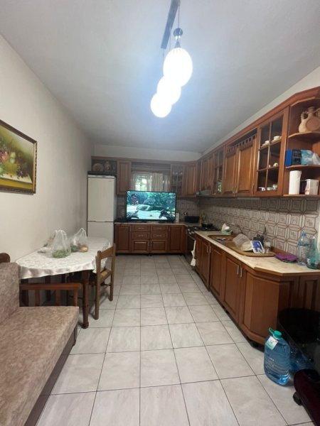 Tirane, jepet me qera Vile 2+1 Kati 1, 130 m² 450 € (kodra e priftit)