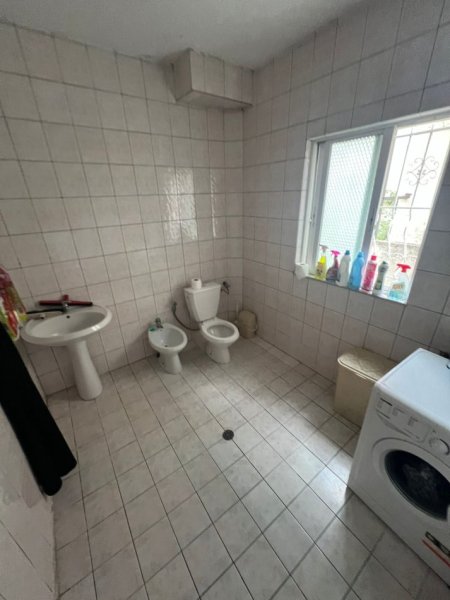 Tirane, jepet me qera Vile 2+1 Kati 1, 130 m² 450 € (kodra e priftit)