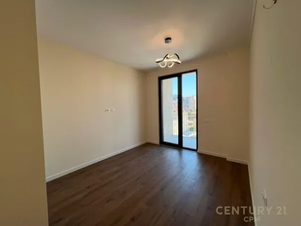 Tirane, jap me qera ambjent biznesi , 114 m² 1.800 € (Komuna e Parisit)