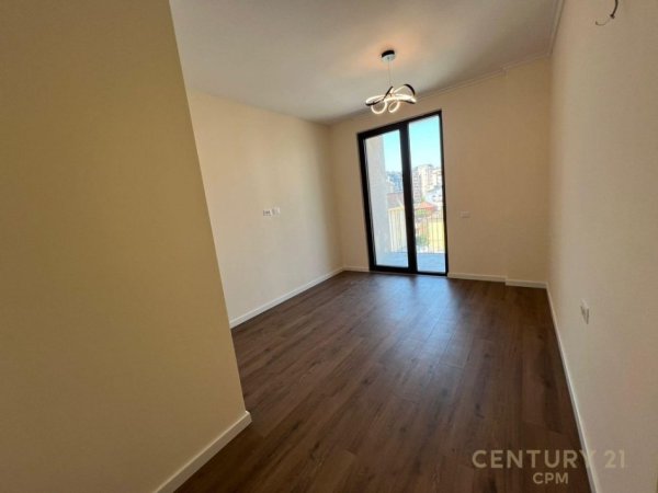 Tirane, jap me qera ambjent biznesi , 114 m² 1.800 € (Komuna e Parisit)