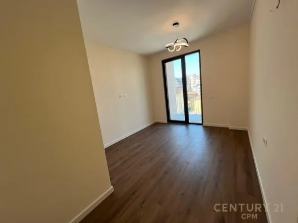 Tirane, jap me qera ambjent biznesi , 114 m² 1.800 € (Komuna e Parisit)