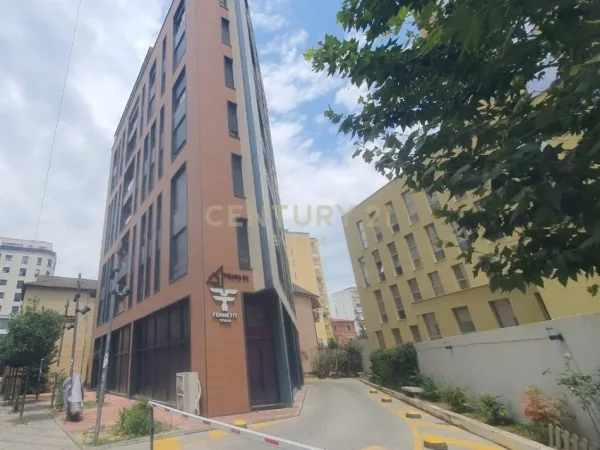 Tirane, jap me qera ambjent biznesi , 203 m² 2.700 € (Bulevardi Zogu i Pare)