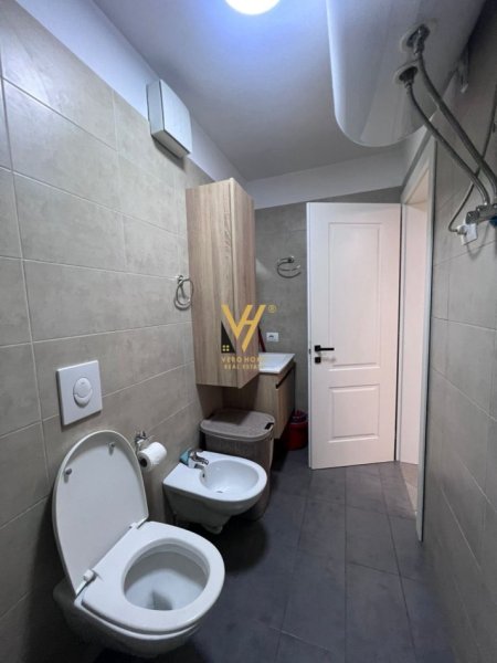 Tirane, jepet me qera apartament 1+1+Ballkon Kati 5, 75 m² 600 € (QUARTUM RESIDENCE, STACIONI I TRENIT)