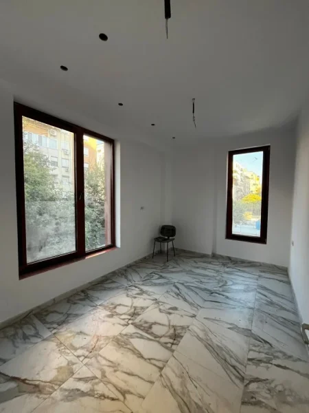 Tirane, jepet me qera ambjent biznesi Kati 1, 79 m² 1.500 € 