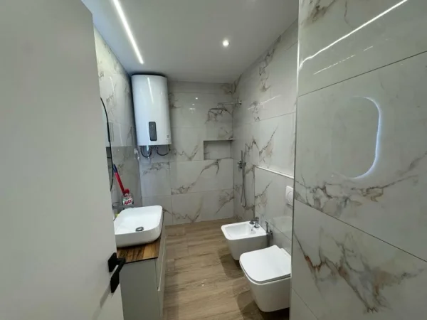 Tirane, shitet apartament 2+1+Ballkon Kati 1, 93 m² 245.000 € (myslym shyri)