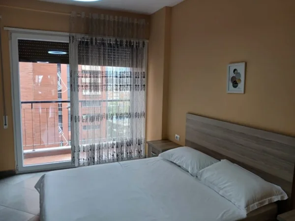 Tirane, jepet me qera apartament 1+1+Ballkon Kati 5, 75 m² 600 € (21 dhjetori)