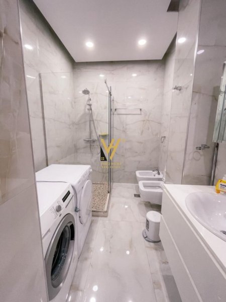 Tirane, jepet me qera apartament 2+1+Ballkon Kati 2, 130 m² 1.000 € (PAZARI I RI)