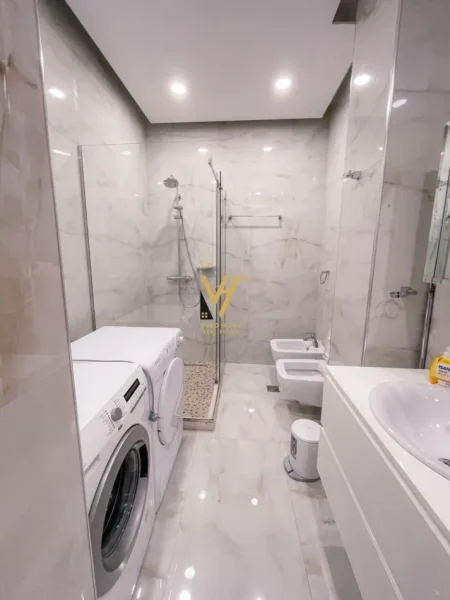 Tirane, jepet me qera apartament 2+1+Ballkon Kati 2, 130 m² 1.000 € (PAZARI I RI)