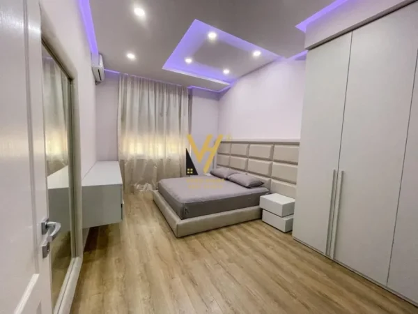 Tirane, jepet me qera apartament 2+1+Ballkon Kati 2, 130 m² 1.000 € (PAZARI I RI)