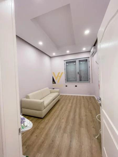 Tirane, jepet me qera apartament 2+1+Ballkon Kati 2, 130 m² 1.000 € (PAZARI I RI)