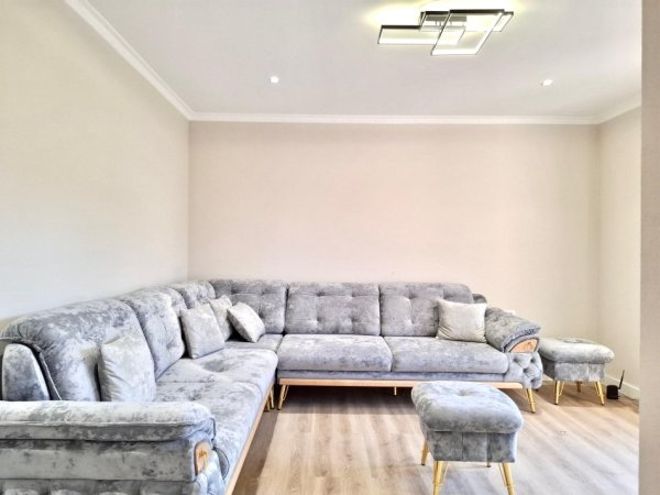 Tirane, jepet apartament me qera 2+1+Ballkon Kati 2, 140 m² 680 € (Rruga e elbasanit fakulteti ekonomik)