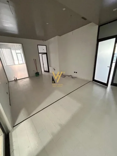 Tirane, jepet me qera ambjent biznesi Kati 2, 150 m² 2.200 € (MYSLYM SHYR)