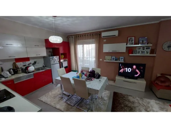 Tirane, jepet me qera apartament 2+1 Kati 5, 80 m² 450 € 