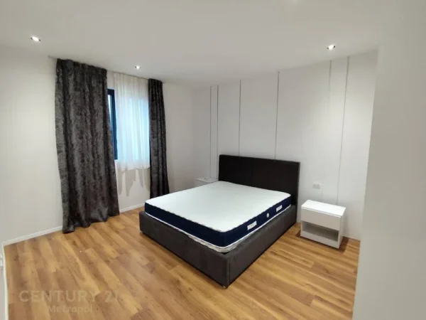 Tirane, jepet me qera apartament 3+1 Kati 9, 129 m² 900 € 