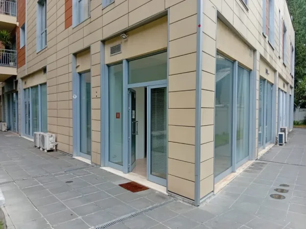 Tirane, jepet me qera ambjent biznesi Kati 0, 70 m² 800 € (Ambasador 2 ,Air Albania Stadium)