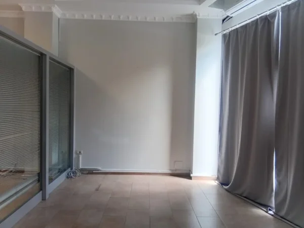 Tirane, jepet me qera ambjent biznesi Kati 0, 70 m² 800 € (Ambasador 2 ,Air Albania Stadium)