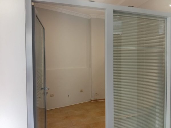 Tirane, jepet me qera ambjent biznesi Kati 0, 70 m² 800 € (Ambasador 2 ,Air Albania Stadium)