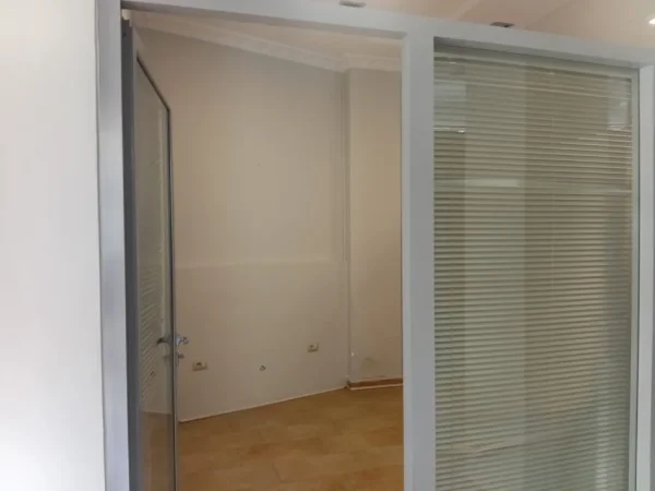 Tirane, jepet me qera ambjent biznesi Kati 0, 70 m² 800 € (Ambasador 2 ,Air Albania Stadium)